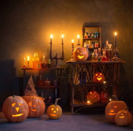 Foto de Decoración de Halloween con calabazas y pociones mágicas interiores - Imagen libre de derechos