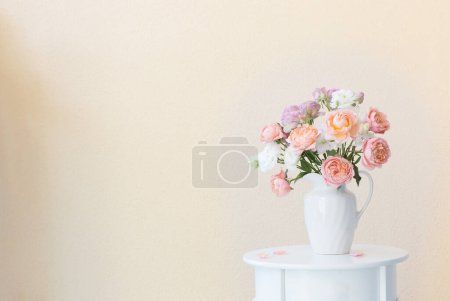 Téléchargez les photos : Belles roses en céramique blanche cruche - en image libre de droit