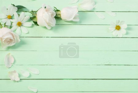Téléchargez les photos : Fleurs blanches sur fond de bois vert - en image libre de droit