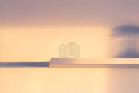 Foto de Fondo de estante de madera en la pared blanca a la luz del sol - Imagen libre de derechos