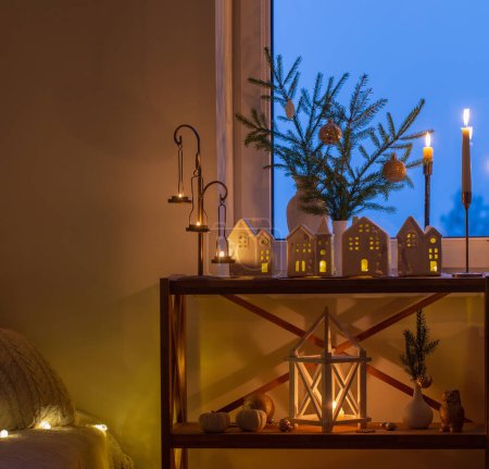 Foto de Hermosa habitación blanca con decoración de Navidad con velas encendidas - Imagen libre de derechos
