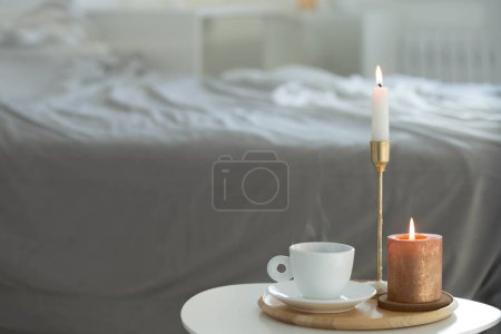 Téléchargez les photos : Tasse blanche de café avec des bougies sur la table intérieure - en image libre de droit