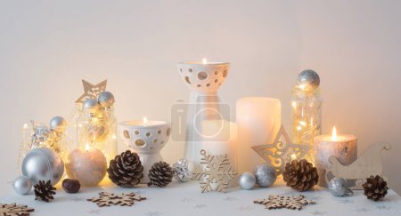 Foto de Decoración de Navidad con velas en la pared de fondo blanco - Imagen libre de derechos