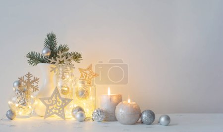 Téléchargez les photos : Décoration de Noël avec des bougies sur fond blanc mur - en image libre de droit