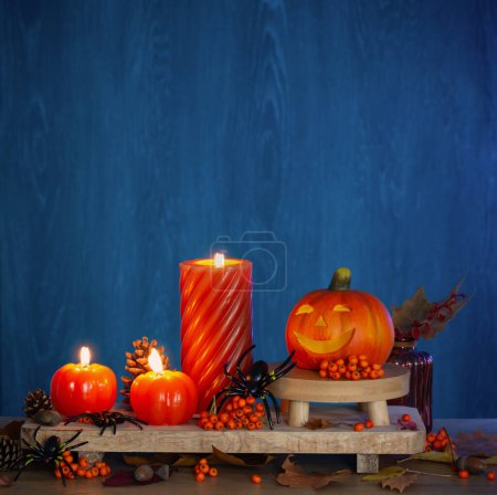 Téléchargez les photos : Décorations d'Halloween avec citrouille sur fond de bois foncé - en image libre de droit