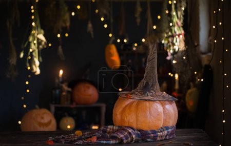 Téléchargez les photos : Citrouilles d'Halloween sur une vieille table en bois sur fond décorations d'Halloween - en image libre de droit