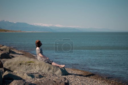 Téléchargez les photos : Jeune fille caucasienne sur fond mer paysage - en image libre de droit