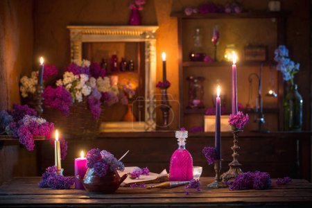 Téléchargez les photos : Potion magique de fleurs de lilas dans la maison de la sorcière - en image libre de droit
