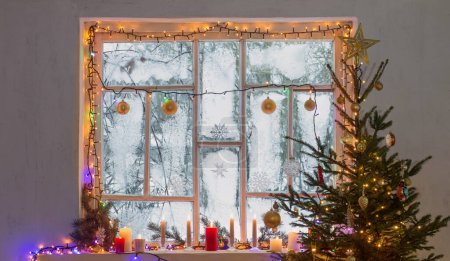 Téléchargez les photos : Décorations de Noël sur vielle fenêtre en bois - en image libre de droit