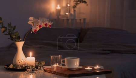 Téléchargez les photos : Nuit intérieur de la chambre avec des fleurs et des bougies allumées - en image libre de droit