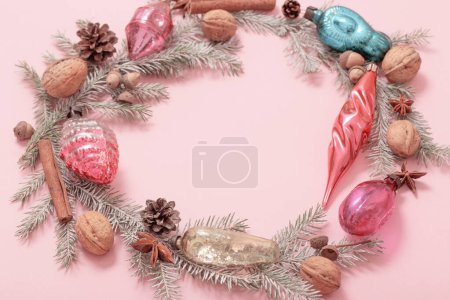 Foto de Juguetes de Navidad de cristal vintage sobre fondo rosa - Imagen libre de derechos