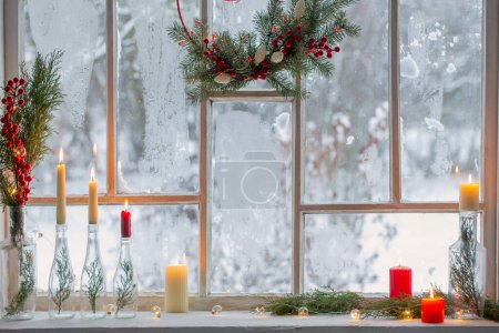 Téléchargez les photos : Décor de Noël sur fond vieille fenêtre en bois - en image libre de droit