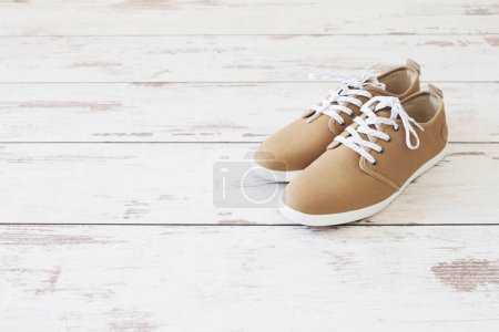Téléchargez les photos : Hommes chaussures d'été sur vieux plancher en bois - en image libre de droit