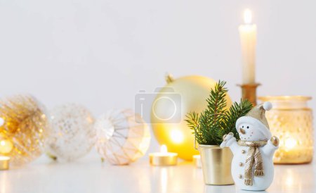 Foto de Decoraciones navideñas con muñeco de nieve de cerámica - Imagen libre de derechos