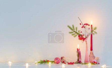 Téléchargez les photos : Décor de Noël rose avec des bougies allumées à l'intérieur blanc - en image libre de droit