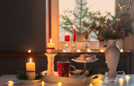 Téléchargez les photos : Décor de Noël et tasses rouges avec boisson chaude sur la cuisine - en image libre de droit