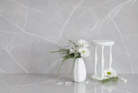 Foto de Crisantemos blancos en jarrón a sobre fondo de mármol gris - Imagen libre de derechos