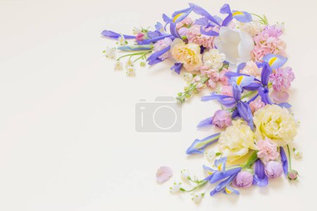 Foto de Hermosas flores de primavera sobre fondo pastel - Imagen libre de derechos