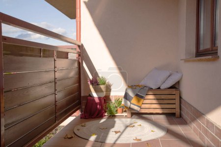 Téléchargez les photos : Automne balkony avec des fleurs en pot - en image libre de droit