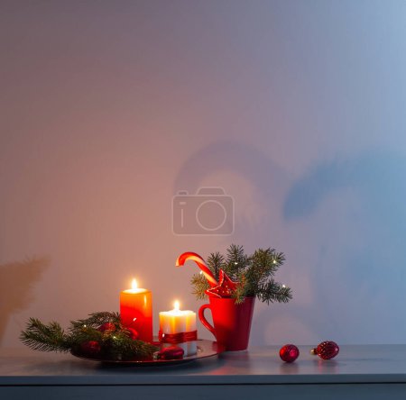 Téléchargez les photos : Décor de Noël rouge avec des bougies allumées la nuit - en image libre de droit