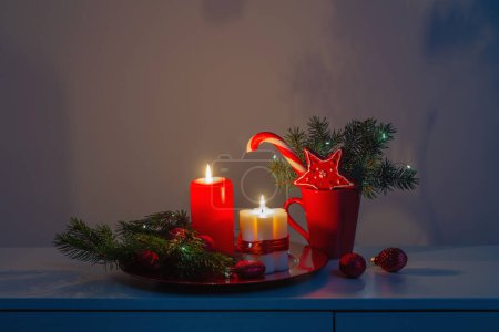 Foto de Decoración de Navidad roja con velas encendidas por la noche - Imagen libre de derechos