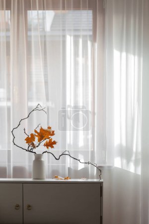 Foto de Composición de otoño en la ventana de fondo - Imagen libre de derechos