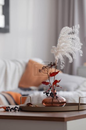 Foto de Acogedor interior del hogar con decoración de otoño - Imagen libre de derechos