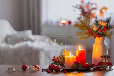 Téléchargez les photos : Bougies allumées avec des branches de Noël sur la table à l'intérieur blanc - en image libre de droit