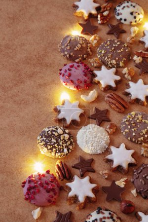 Foto de Árbol de Navidad hecho de galletas y chocolate con luces - Imagen libre de derechos