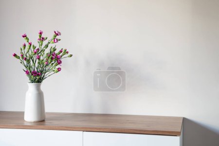 Téléchargez les photos : Bouquet d'oeillet violet sur fond mural - en image libre de droit