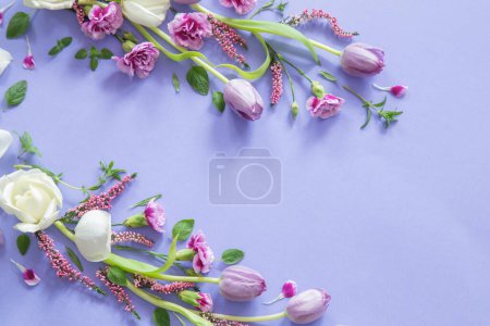 Téléchargez les photos : Cadre de belles fleurs sur fond violet - en image libre de droit