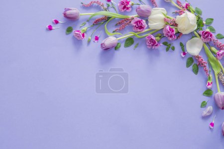Foto de Marco de hermosas flores sobre fondo púrpura - Imagen libre de derechos