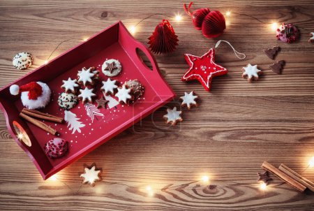 Foto de Decoración de Navidad y galletas con luces en la mesa de madera - Imagen libre de derechos