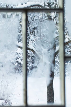 Téléchargez les photos : Vieille fenêtre avec beau paysage enneigé - en image libre de droit