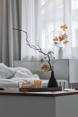 Téléchargez les photos : Décor d'automne dans une chambre moderne blanche confortable - en image libre de droit