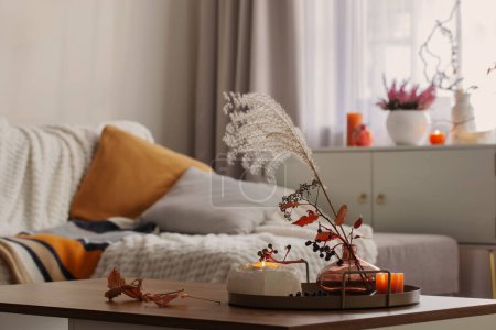 Foto de Acogedor interior del hogar con decoración de otoño - Imagen libre de derechos