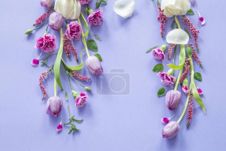 Téléchargez les photos : Cadre de belles fleurs sur fond violet - en image libre de droit