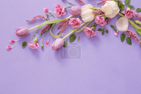 Foto de Marco de hermosas flores sobre fondo púrpura - Imagen libre de derechos