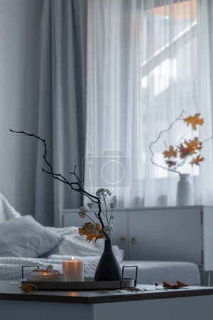 Foto de Decoración de otoño en acogedora habitación moderna blanca - Imagen libre de derechos