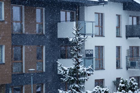 Téléchargez les photos : Fond avec neige sur fond maison moderne - en image libre de droit