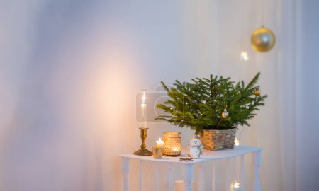 Téléchargez les photos : Décorations de Noël en intérieur vintage blanc - en image libre de droit