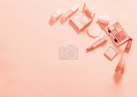 Téléchargez les photos : Cosmétiques décoratifs avec parfum sur fond pastel - en image libre de droit