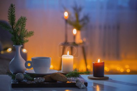 Téléchargez les photos : Tasse de café avec des bougies allumées et des décorations de Noël à la maison - en image libre de droit