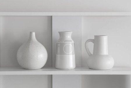 Foto de Jarrones de cerámica blanca en estante de madera en la pared blanca - Imagen libre de derechos