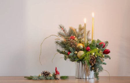 Téléchargez les photos : Décor de Noël avec des bougies aux couleurs rouge et doré - en image libre de droit
