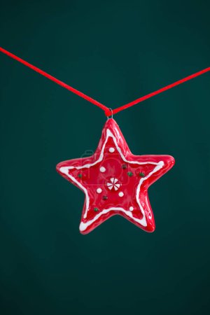 Foto de Estrella roja de Navidad sobre fondo verde - Imagen libre de derechos