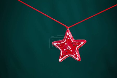 Foto de Estrella roja de Navidad sobre fondo verde - Imagen libre de derechos