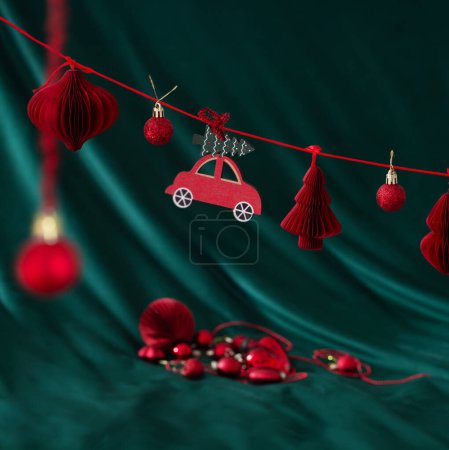 Téléchargez les photos : Décor de Noël rouge sur fond vert - en image libre de droit