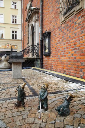 Foto de Enanos de Wroclaw. Esculturas enanas acechando y escondiéndose por todos los rincones de la ciudad. Wroclaw, Polonia - 01 de diciembre de 2023 - Imagen libre de derechos