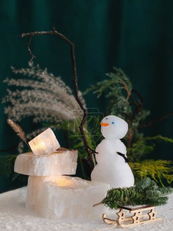 Téléchargez les photos : Petit bonhomme de neige drôle dans la forêt de conte de fées - en image libre de droit